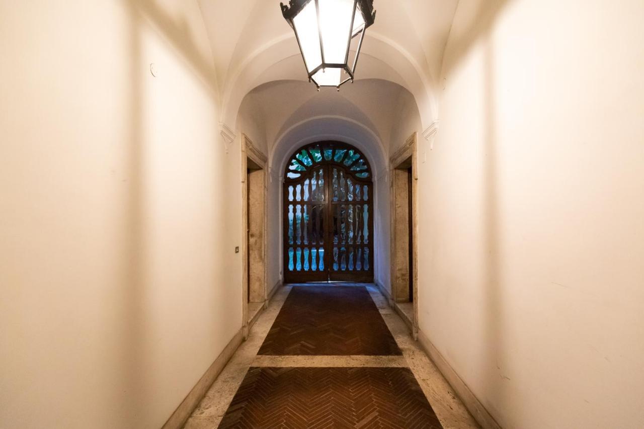 Chic And Style In Historical Via Giulia Roma Exterior foto